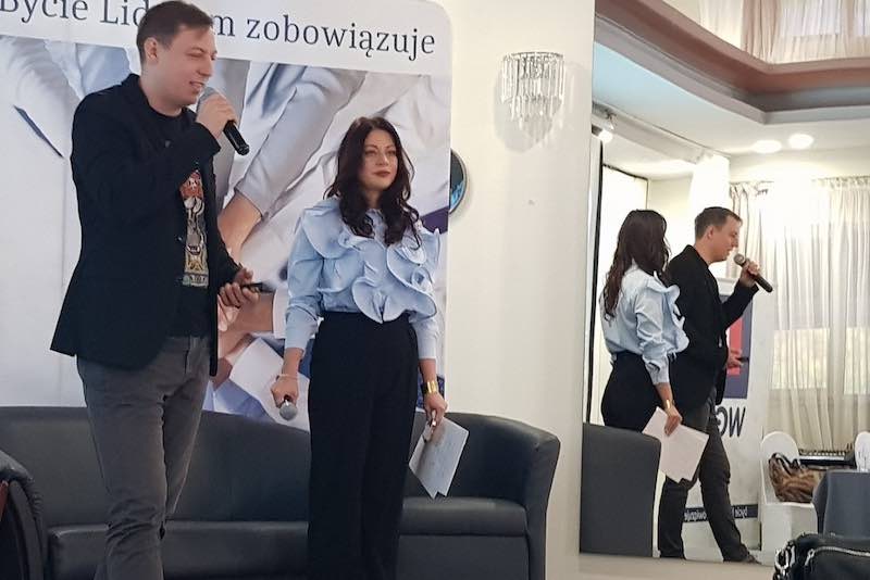 Mężczyzna i kobieta przemawiają