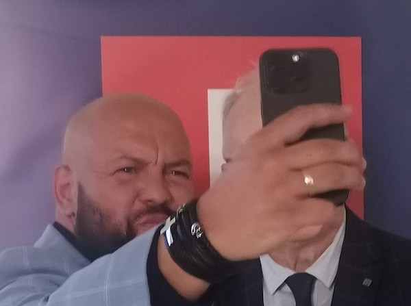 Selfie z logo WGN