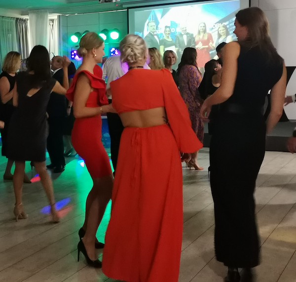Eleganckie agentki WGN