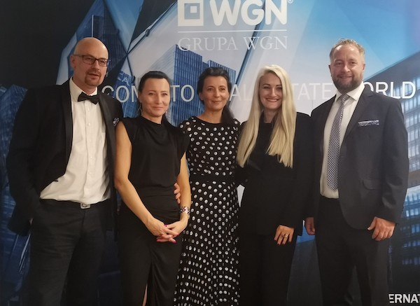 WGN-owcy na ściance WGN