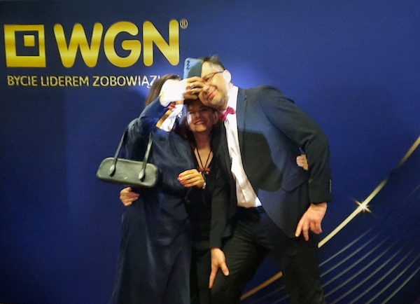 Selfie WGN-owców na ściance