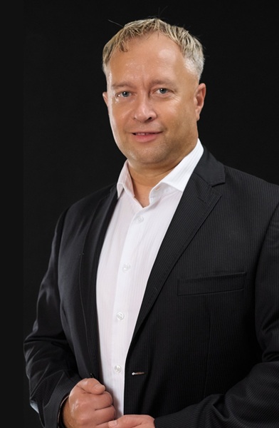 Obrazek posiada pusty atrybut alt - plik: Czerwinski-do-srodka-1.jpg